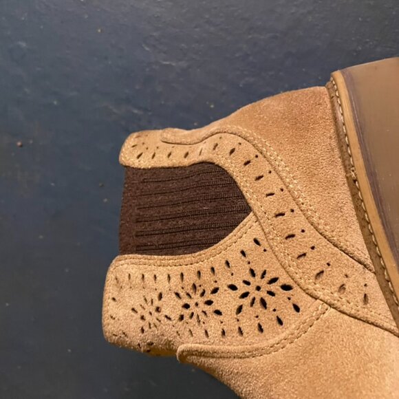 Raya Suede Boots by Comfortiva women's Chelsea boots size 6 beautiful cutouts - Picture 5 of 6